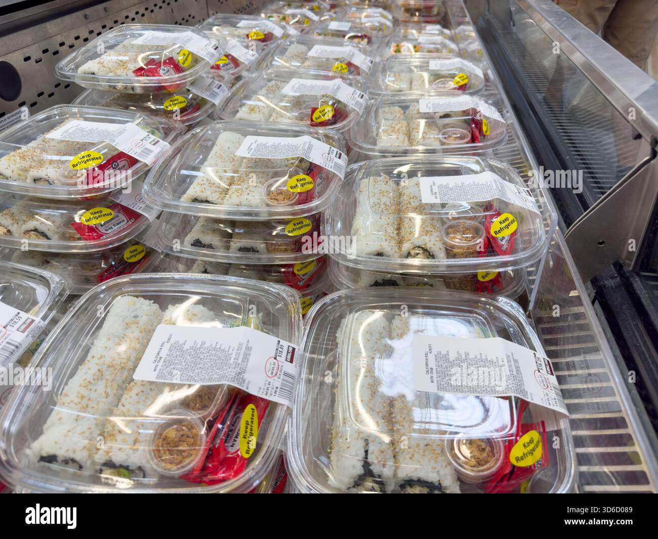 Los Angeles, Kalifornien, USA - 05.05.2023: Eine Ansicht mehrerer Pakete Kirkland Signature Sushi-Rollen, ausgestellt in einem lokalen Costco. Stockfoto