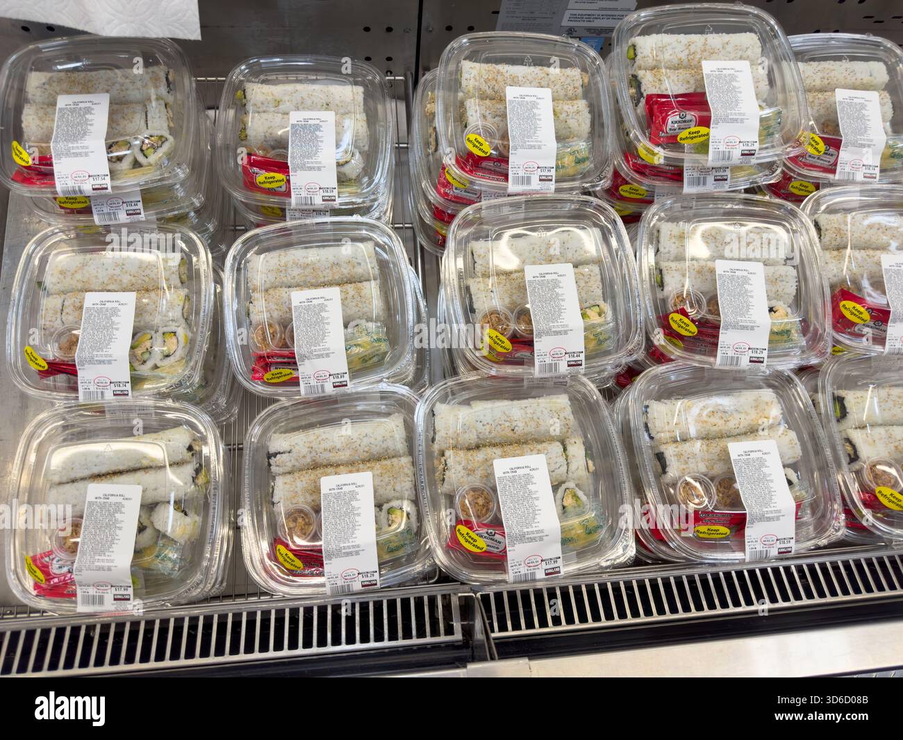 Los Angeles, Kalifornien, USA - 05.05.2023: Eine Ansicht mehrerer Pakete Kirkland Signature Sushi-Rollen, ausgestellt in einem lokalen Costco. Stockfoto