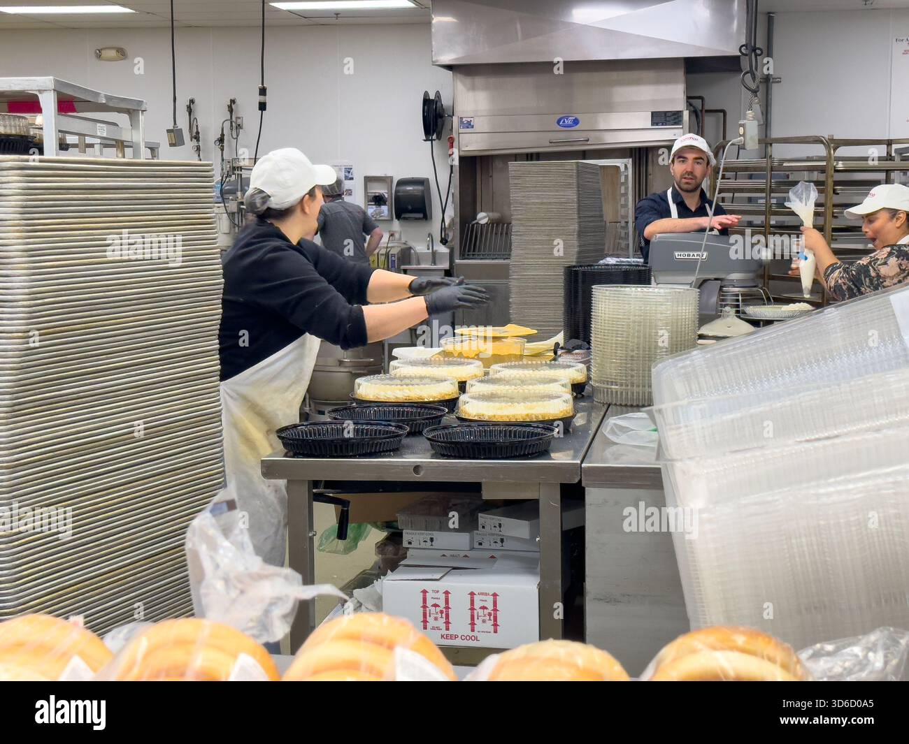 Issaquah, Washington, USA - 05.05.2023: Ein Blick auf die Bäckerei in einem lokalen Costco-Laden. Stockfoto