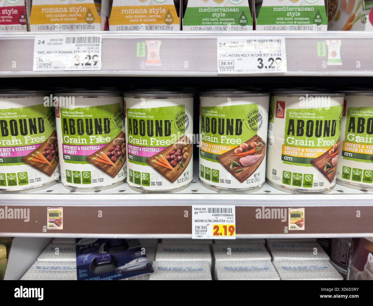 Los Angeles, Kalifornien, USA - 05.05.2023: Eine Ansicht mehrerer Dosen mit reichlich Hundefutter, ausgestellt in einem örtlichen Lebensmittelgeschäft. Stockfoto