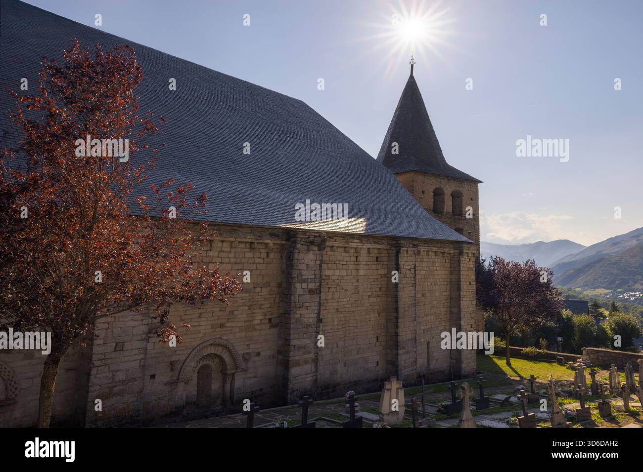 Unter der warmen Sonne steht die Marienkirche stolz auf Tredos, eine friedliche Szene im katalonischen Vall d'Aran. Stockfoto