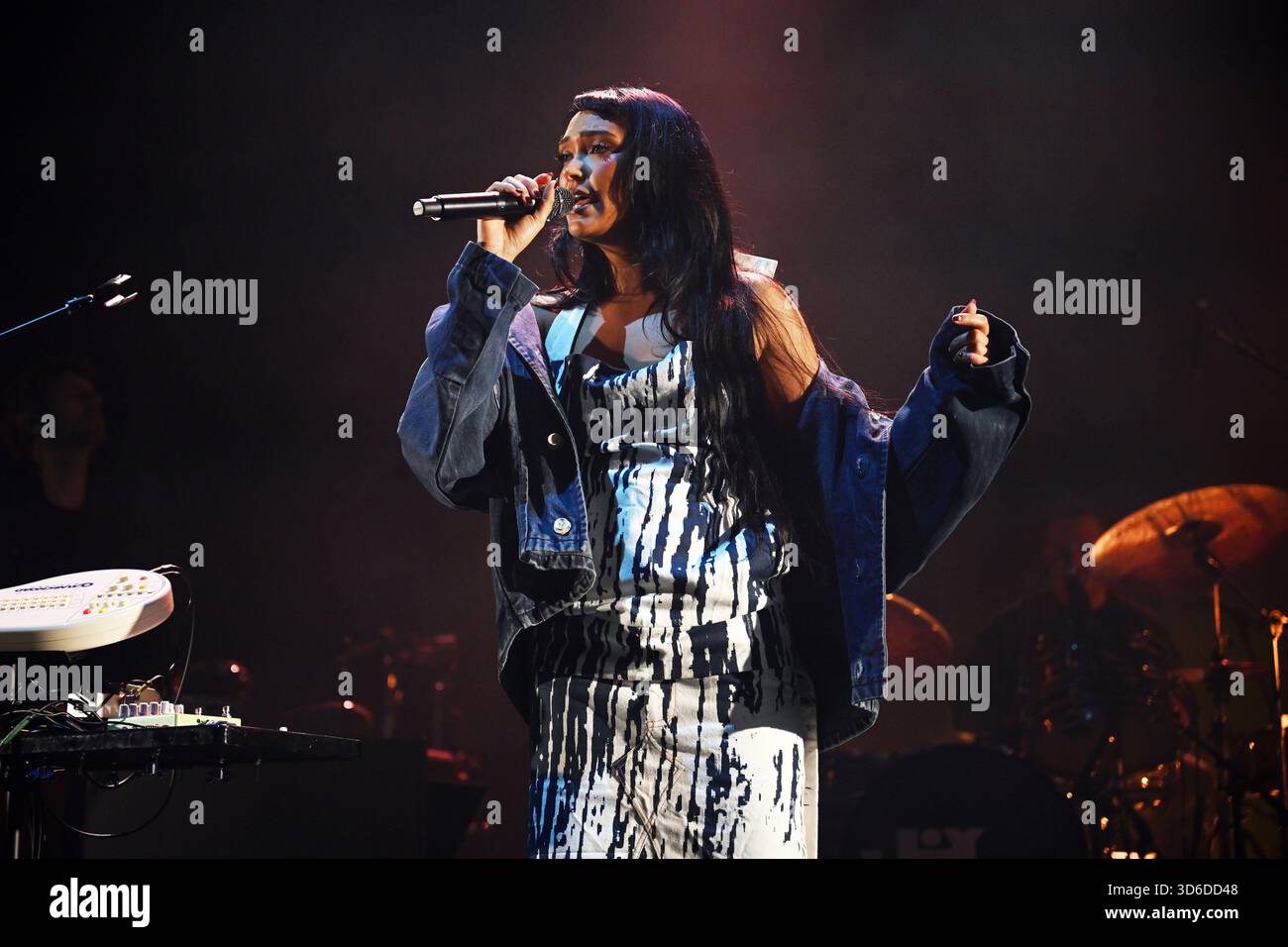 UK. November 2025. LONDON, ENGLAND - 19. NOVEMBER: Joy Crookes tritt am 19. November 2025 in London auf. CAP/MAR © MAR/Capital Pictures Credit: Capital Pictures/Alamy Live News Stockfoto