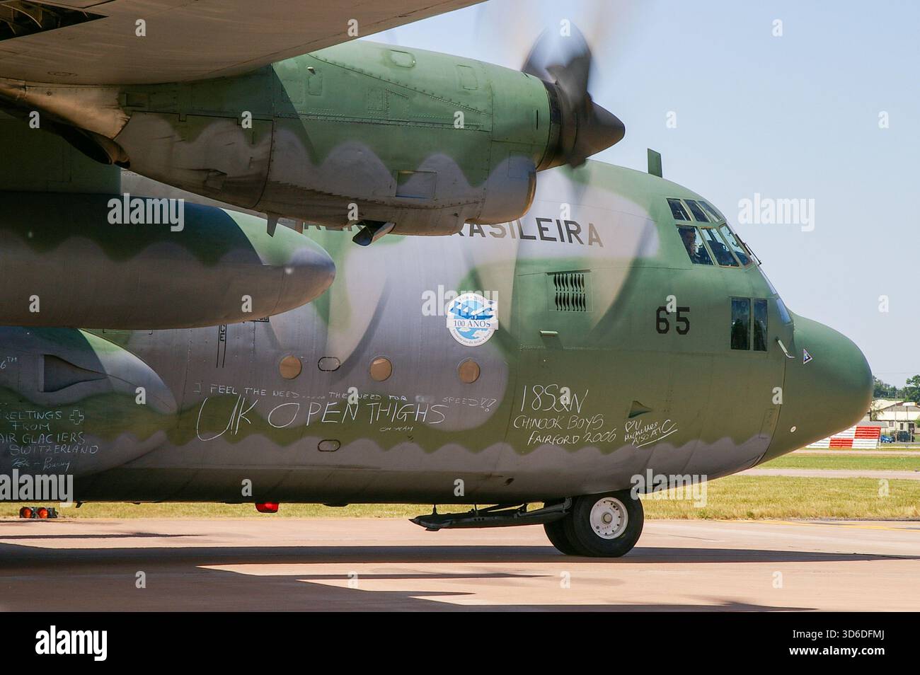 Brasilianische Luftwaffe, Forca Aérea Brasileira, FAB Lockheed C-130M Hercules mit Graffiti von anderen Luftwaffenteilnehmern vom RIAT 2006 Stockfoto