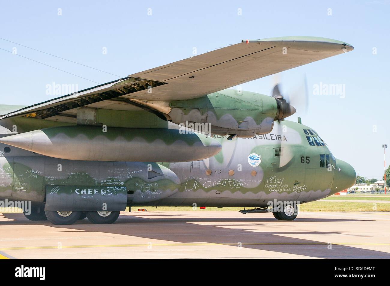 Brasilianische Luftwaffe, Forca Aérea Brasileira, FAB Lockheed C-130M Hercules mit Graffiti von anderen Luftwaffenteilnehmern vom RIAT 2006 Stockfoto