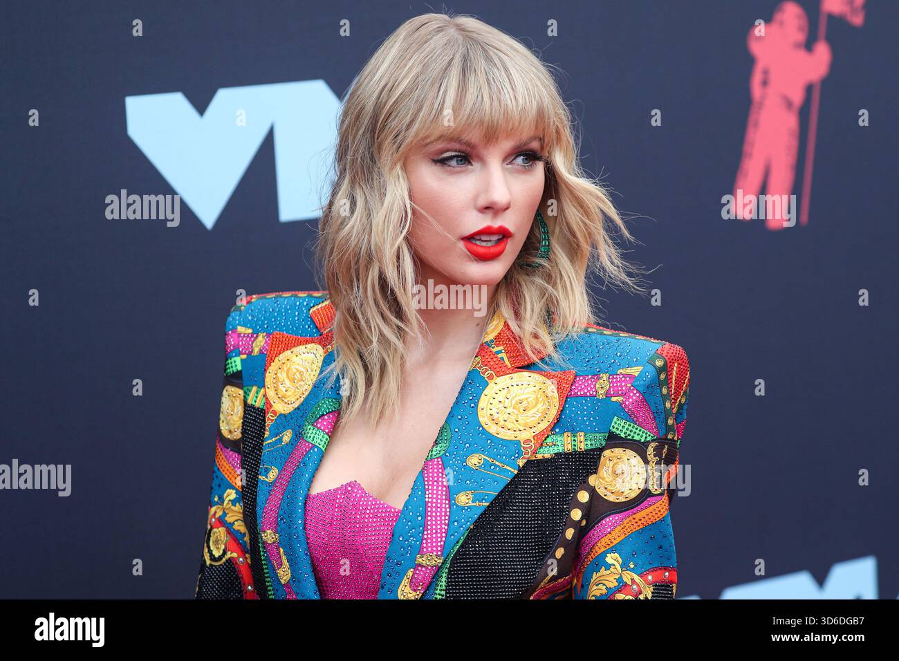 Taylor Swift inspiriert das Wort des Jahres von Cambridge Dictionary. Die Wahl des Wortes „parasocial“ wurde leicht durch den Text der Popikone und ihre Verlobung mit Travis Kelce der Kansas City Chiefs inspiriert. NEWARK, NEW JERSEY, USA - 26. AUGUST: Der amerikanische Sänger, Songwriter und Kulturikone Taylor Swift trägt ein maßgeschneidertes Atelier Versace Outfit, Stiefel von Christian Louboutin und Schmuck von Lorraine Schwartz und Ofira kommt bei den MTV Video Music Awards 2019, die am 26. August 2019 im Prudential Center in Newark, New Jersey, USA, stattfinden. (Foto von Xavier Collin/Image Press A Stockfoto