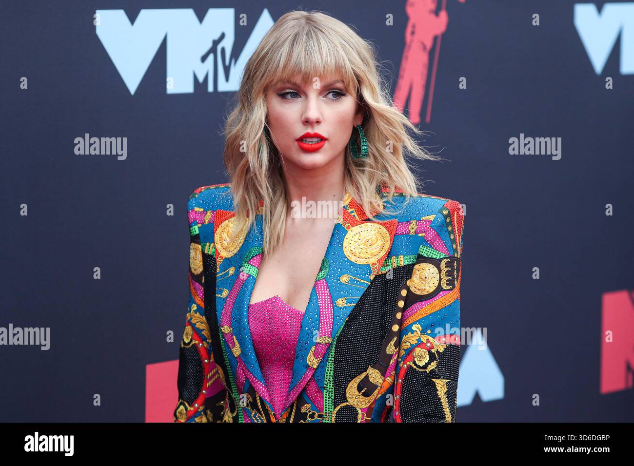 Taylor Swift inspiriert das Wort des Jahres von Cambridge Dictionary. Die Wahl des Wortes „parasocial“ wurde leicht durch den Text der Popikone und ihre Verlobung mit Travis Kelce der Kansas City Chiefs inspiriert. NEWARK, NEW JERSEY, USA - 26. AUGUST: Der amerikanische Sänger, Songwriter und Kulturikone Taylor Swift trägt ein maßgeschneidertes Atelier Versace Outfit, Stiefel von Christian Louboutin und Schmuck von Lorraine Schwartz und Ofira kommt bei den MTV Video Music Awards 2019, die am 26. August 2019 im Prudential Center in Newark, New Jersey, USA, stattfinden. (Foto von Xavier Collin/Image Press A Stockfoto
