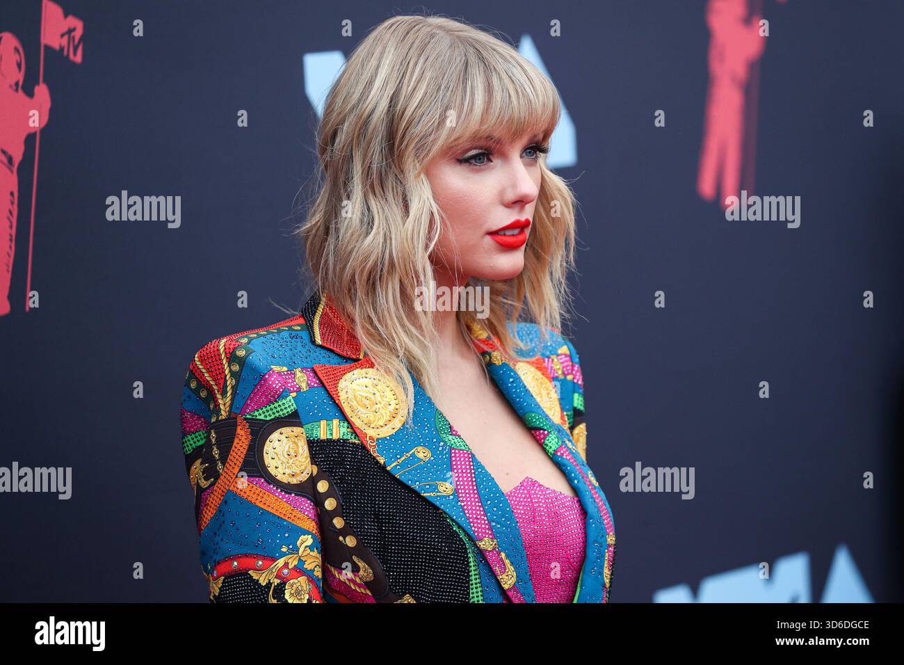 Taylor Swift inspiriert das Wort des Jahres von Cambridge Dictionary. Die Wahl des Wortes „parasocial“ wurde leicht durch den Text der Popikone und ihre Verlobung mit Travis Kelce der Kansas City Chiefs inspiriert. NEWARK, NEW JERSEY, USA - 26. AUGUST: Der amerikanische Sänger, Songwriter und Kulturikone Taylor Swift trägt ein maßgeschneidertes Atelier Versace Outfit, Stiefel von Christian Louboutin und Schmuck von Lorraine Schwartz und Ofira kommt bei den MTV Video Music Awards 2019, die am 26. August 2019 im Prudential Center in Newark, New Jersey, USA, stattfinden. (Foto von Xavier Collin/Image Press A Stockfoto