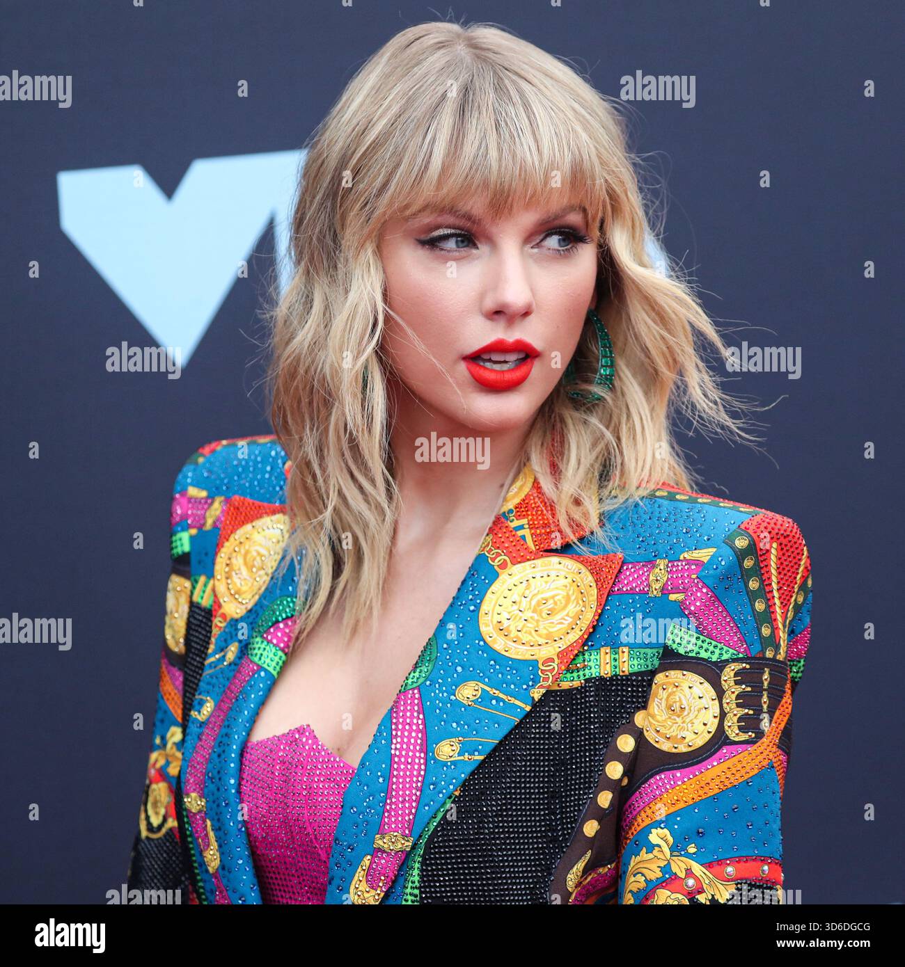 Taylor Swift inspiriert das Wort des Jahres von Cambridge Dictionary. Die Wahl des Wortes „parasocial“ wurde leicht durch den Text der Popikone und ihre Verlobung mit Travis Kelce der Kansas City Chiefs inspiriert. NEWARK, NEW JERSEY, USA - 26. AUGUST: Der amerikanische Sänger, Songwriter und Kulturikone Taylor Swift trägt ein maßgeschneidertes Atelier Versace Outfit, Stiefel von Christian Louboutin und Schmuck von Lorraine Schwartz und Ofira kommt bei den MTV Video Music Awards 2019, die am 26. August 2019 im Prudential Center in Newark, New Jersey, USA, stattfinden. (Foto von Xavier Collin/Image Press A Stockfoto