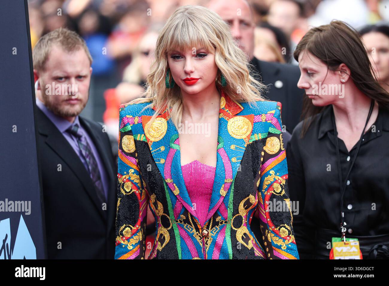 Taylor Swift inspiriert das Wort des Jahres von Cambridge Dictionary. Die Wahl des Wortes „parasocial“ wurde leicht durch den Text der Popikone und ihre Verlobung mit Travis Kelce der Kansas City Chiefs inspiriert. NEWARK, NEW JERSEY, USA - 26. AUGUST: Der amerikanische Sänger, Songwriter und Kulturikone Taylor Swift trägt ein maßgeschneidertes Atelier Versace Outfit, Stiefel von Christian Louboutin und Schmuck von Lorraine Schwartz und Ofira kommt bei den MTV Video Music Awards 2019, die am 26. August 2019 im Prudential Center in Newark, New Jersey, USA, stattfinden. (Foto von Xavier Collin/Image Press A Stockfoto