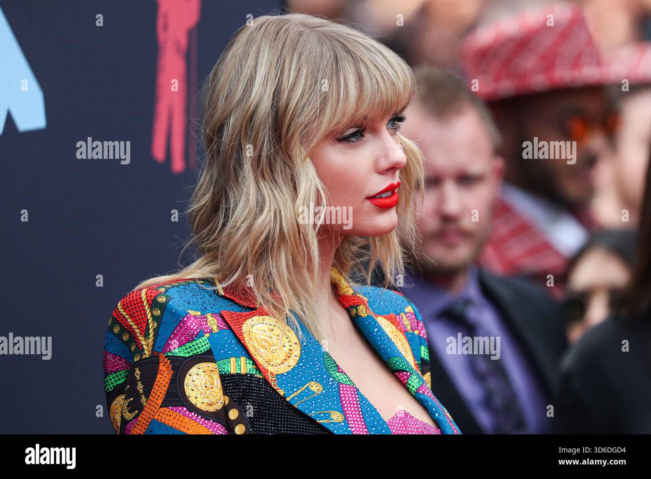 Taylor Swift inspiriert das Wort des Jahres von Cambridge Dictionary. Die Wahl des Wortes „parasocial“ wurde leicht durch den Text der Popikone und ihre Verlobung mit Travis Kelce der Kansas City Chiefs inspiriert. NEWARK, NEW JERSEY, USA - 26. AUGUST: Der amerikanische Sänger, Songwriter und Kulturikone Taylor Swift trägt ein maßgeschneidertes Atelier Versace Outfit, Stiefel von Christian Louboutin und Schmuck von Lorraine Schwartz und Ofira kommt bei den MTV Video Music Awards 2019, die am 26. August 2019 im Prudential Center in Newark, New Jersey, USA, stattfinden. (Foto von Xavier Collin/Image Press A Stockfoto