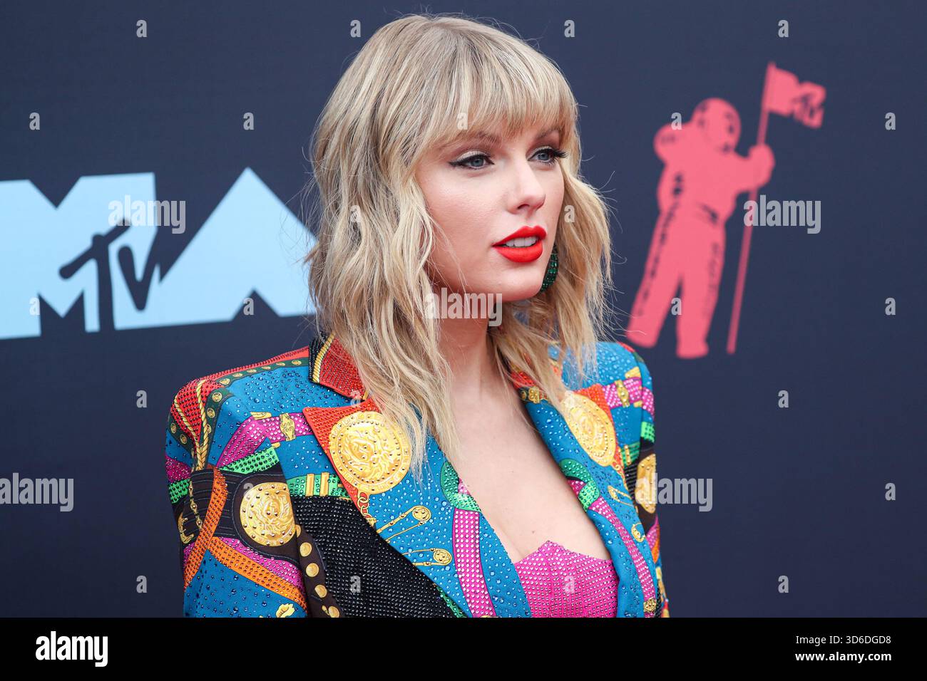 Taylor Swift inspiriert das Wort des Jahres von Cambridge Dictionary. Die Wahl des Wortes „parasocial“ wurde leicht durch den Text der Popikone und ihre Verlobung mit Travis Kelce der Kansas City Chiefs inspiriert. NEWARK, NEW JERSEY, USA - 26. AUGUST: Der amerikanische Sänger, Songwriter und Kulturikone Taylor Swift trägt ein maßgeschneidertes Atelier Versace Outfit, Stiefel von Christian Louboutin und Schmuck von Lorraine Schwartz und Ofira kommt bei den MTV Video Music Awards 2019, die am 26. August 2019 im Prudential Center in Newark, New Jersey, USA, stattfinden. (Foto von Xavier Collin/Image Press A Stockfoto