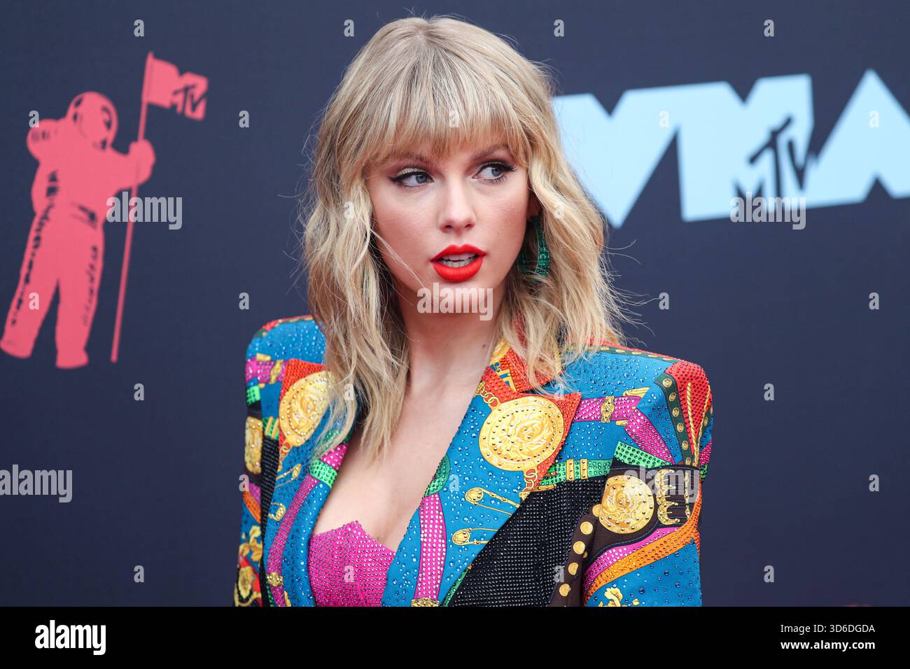 Taylor Swift inspiriert das Wort des Jahres von Cambridge Dictionary. Die Wahl des Wortes „parasocial“ wurde leicht durch den Text der Popikone und ihre Verlobung mit Travis Kelce der Kansas City Chiefs inspiriert. NEWARK, NEW JERSEY, USA - 26. AUGUST: Der amerikanische Sänger, Songwriter und Kulturikone Taylor Swift trägt ein maßgeschneidertes Atelier Versace Outfit, Stiefel von Christian Louboutin und Schmuck von Lorraine Schwartz und Ofira kommt bei den MTV Video Music Awards 2019, die am 26. August 2019 im Prudential Center in Newark, New Jersey, USA, stattfinden. (Foto von Xavier Collin/Image Press A Stockfoto