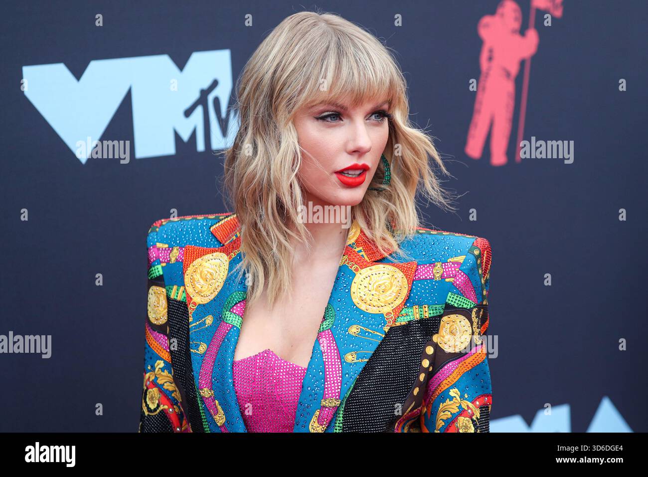 Taylor Swift inspiriert das Wort des Jahres von Cambridge Dictionary. Die Wahl des Wortes „parasocial“ wurde leicht durch den Text der Popikone und ihre Verlobung mit Travis Kelce der Kansas City Chiefs inspiriert. NEWARK, NEW JERSEY, USA - 26. AUGUST: Der amerikanische Sänger, Songwriter und Kulturikone Taylor Swift trägt ein maßgeschneidertes Atelier Versace Outfit, Stiefel von Christian Louboutin und Schmuck von Lorraine Schwartz und Ofira kommt bei den MTV Video Music Awards 2019, die am 26. August 2019 im Prudential Center in Newark, New Jersey, USA, stattfinden. (Foto von Xavier Collin/Image Press A Stockfoto