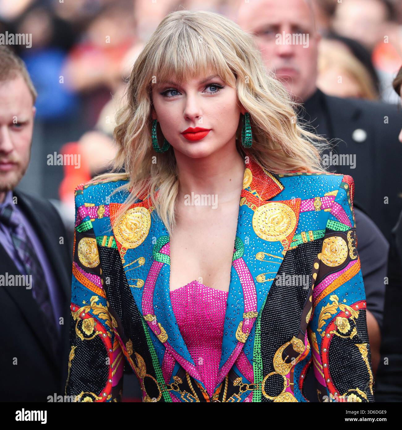 Taylor Swift inspiriert das Wort des Jahres von Cambridge Dictionary. Die Wahl des Wortes „parasocial“ wurde leicht durch den Text der Popikone und ihre Verlobung mit Travis Kelce der Kansas City Chiefs inspiriert. NEWARK, NEW JERSEY, USA - 26. AUGUST: Der amerikanische Sänger, Songwriter und Kulturikone Taylor Swift trägt ein maßgeschneidertes Atelier Versace Outfit, Stiefel von Christian Louboutin und Schmuck von Lorraine Schwartz und Ofira kommt bei den MTV Video Music Awards 2019, die am 26. August 2019 im Prudential Center in Newark, New Jersey, USA, stattfinden. (Foto von Xavier Collin/Image Press A Stockfoto