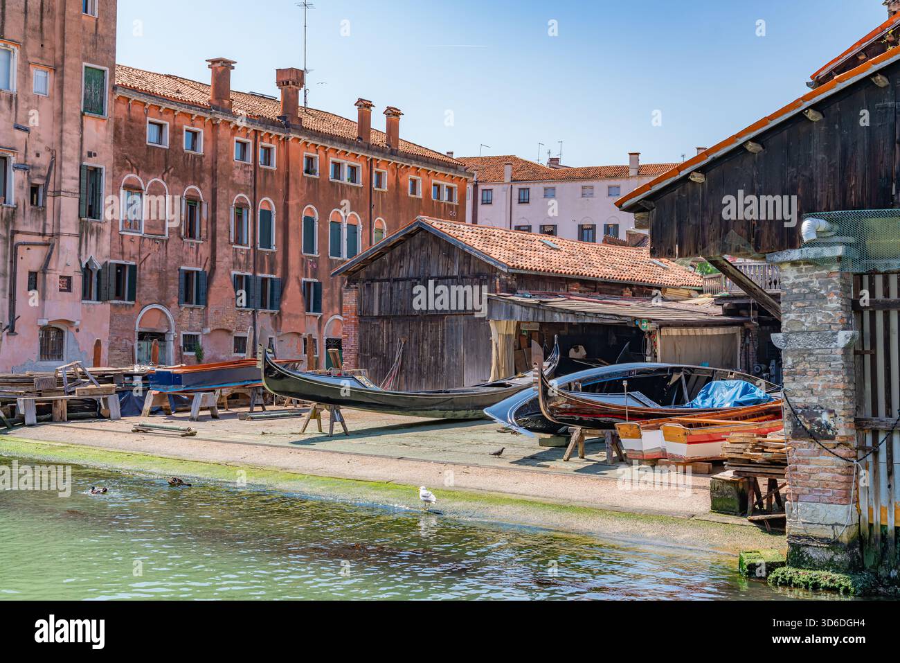 Traditionelle venezianische Gondelwerkstatt, in der Handwerker Gondeln bauen und reparieren und historische Holzstrukturen und authentische Details von Venedig zeigen Stockfoto