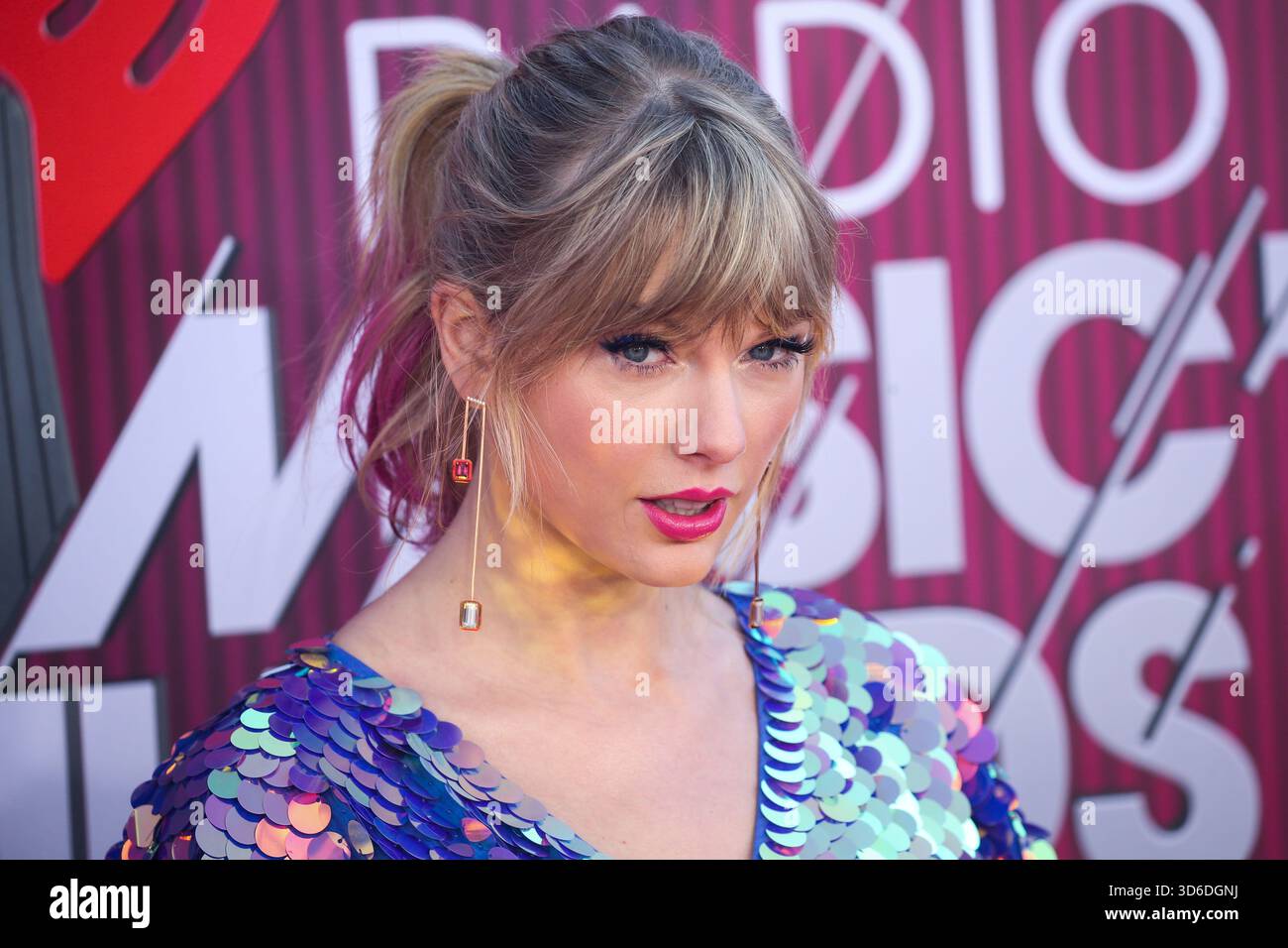 Taylor Swift inspiriert das Wort des Jahres von Cambridge Dictionary. Die Wahl des Wortes „parasocial“ wurde leicht durch den Text der Popikone und ihre Verlobung mit Travis Kelce der Kansas City Chiefs inspiriert. LOS ANGELES, KALIFORNIEN, USA - 14. MÄRZ: Der amerikanische Sänger, Songwriter und Kulturikone Taylor Swift trägt einen Rosa Bloom Strampelanzug, Sophia Webster Schuhe, State Property Fine Jewelry Ohrringe, Ringe von Fernando Jorge, Stefere, Jacquie Aiche und EF Collection sowie eine Edie Parker Tasche, die 2019 bei den iHeartRadio Music Awards im Microsoft Theater at L.A. Live stattfindet Stockfoto