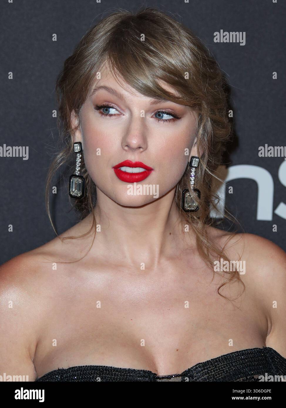 Taylor Swift inspiriert das Wort des Jahres von Cambridge Dictionary. Die Wahl des Wortes „parasocial“ wurde leicht durch den Text der Popikone und ihre Verlobung mit Travis Kelce der Kansas City Chiefs inspiriert. BEVERLY HILLS, LOS ANGELES, KALIFORNIEN, USA - JANUAR 06: Der amerikanische Sänger, Songwriter und Kulturikone Taylor Swift trägt ein Kleid und Schuhe von Atelier Versace, Lorraine Schwartz Ohrringe und Ringe von Lorraine Schwartz und Ofira kommt auf den InStyle and Warner Bros. 2019 an Pictures Golden Globe Awards After Party im Beverly Hilton Hotel am 6. Januar 2019 in Beve Stockfoto