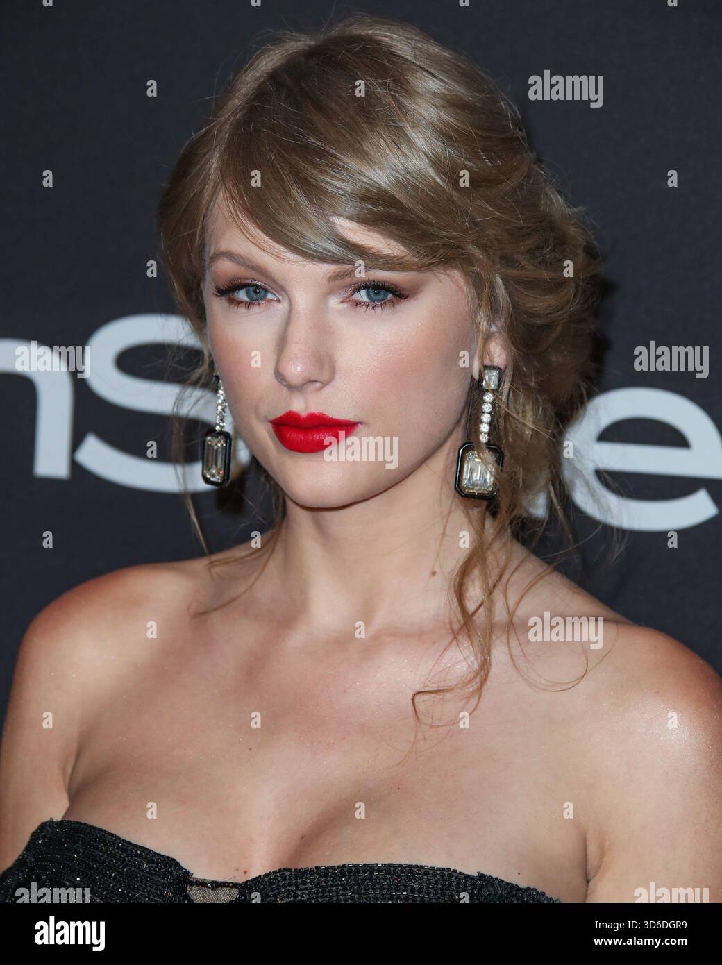 Taylor Swift inspiriert das Wort des Jahres von Cambridge Dictionary. Die Wahl des Wortes „parasocial“ wurde leicht durch den Text der Popikone und ihre Verlobung mit Travis Kelce der Kansas City Chiefs inspiriert. BEVERLY HILLS, LOS ANGELES, KALIFORNIEN, USA - JANUAR 06: Der amerikanische Sänger, Songwriter und Kulturikone Taylor Swift trägt ein Kleid und Schuhe von Atelier Versace, Lorraine Schwartz Ohrringe und Ringe von Lorraine Schwartz und Ofira kommt auf den InStyle and Warner Bros. 2019 an Pictures Golden Globe Awards After Party im Beverly Hilton Hotel am 6. Januar 2019 in Beve Stockfoto