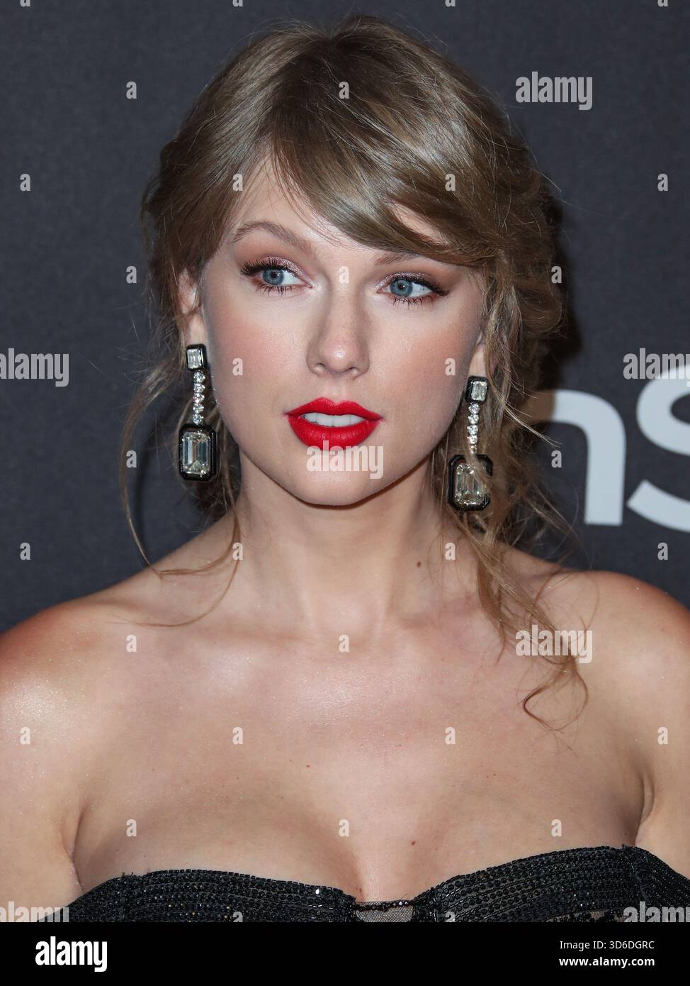 Taylor Swift inspiriert das Wort des Jahres von Cambridge Dictionary. Die Wahl des Wortes „parasocial“ wurde leicht durch den Text der Popikone und ihre Verlobung mit Travis Kelce der Kansas City Chiefs inspiriert. BEVERLY HILLS, LOS ANGELES, KALIFORNIEN, USA - JANUAR 06: Der amerikanische Sänger, Songwriter und Kulturikone Taylor Swift trägt ein Kleid und Schuhe von Atelier Versace, Lorraine Schwartz Ohrringe und Ringe von Lorraine Schwartz und Ofira kommt auf den InStyle and Warner Bros. 2019 an Pictures Golden Globe Awards After Party im Beverly Hilton Hotel am 6. Januar 2019 in Beve Stockfoto