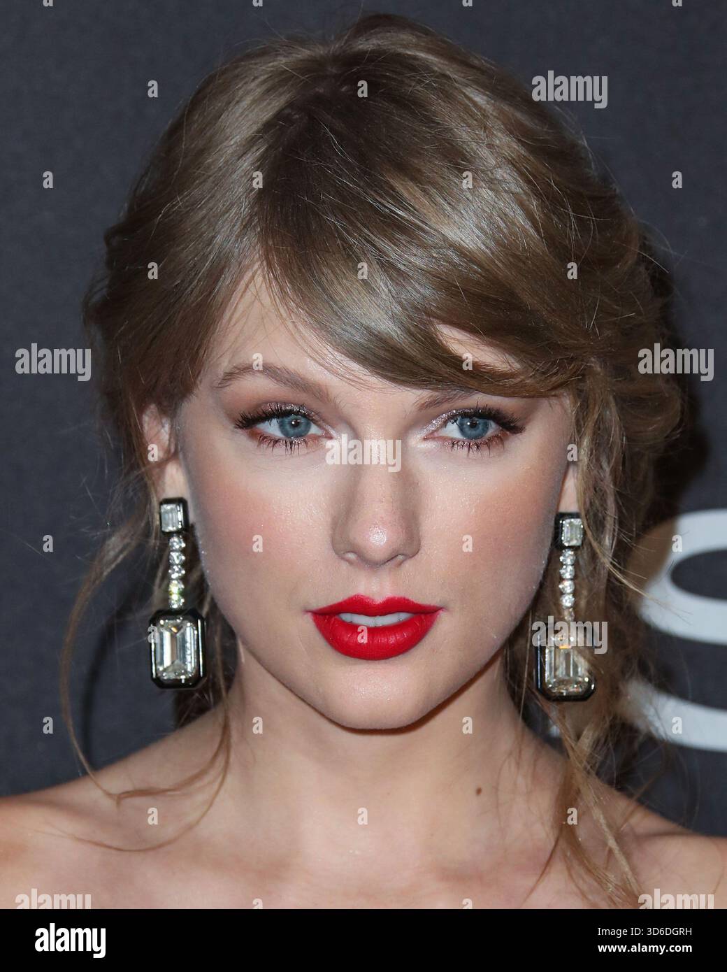 Taylor Swift inspiriert das Wort des Jahres von Cambridge Dictionary. Die Wahl des Wortes „parasocial“ wurde leicht durch den Text der Popikone und ihre Verlobung mit Travis Kelce der Kansas City Chiefs inspiriert. BEVERLY HILLS, LOS ANGELES, KALIFORNIEN, USA - JANUAR 06: Der amerikanische Sänger, Songwriter und Kulturikone Taylor Swift trägt ein Kleid und Schuhe von Atelier Versace, Lorraine Schwartz Ohrringe und Ringe von Lorraine Schwartz und Ofira kommt auf den InStyle and Warner Bros. 2019 an Pictures Golden Globe Awards After Party im Beverly Hilton Hotel am 6. Januar 2019 in Beve Stockfoto