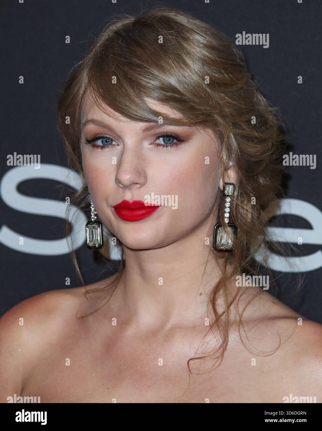 Taylor Swift inspiriert das Wort des Jahres von Cambridge Dictionary. Die Wahl des Wortes „parasocial“ wurde leicht durch den Text der Popikone und ihre Verlobung mit Travis Kelce der Kansas City Chiefs inspiriert. BEVERLY HILLS, LOS ANGELES, KALIFORNIEN, USA - JANUAR 06: Der amerikanische Sänger, Songwriter und Kulturikone Taylor Swift trägt ein Kleid und Schuhe von Atelier Versace, Lorraine Schwartz Ohrringe und Ringe von Lorraine Schwartz und Ofira kommt auf den InStyle and Warner Bros. 2019 an Pictures Golden Globe Awards After Party im Beverly Hilton Hotel am 6. Januar 2019 in Beve Stockfoto