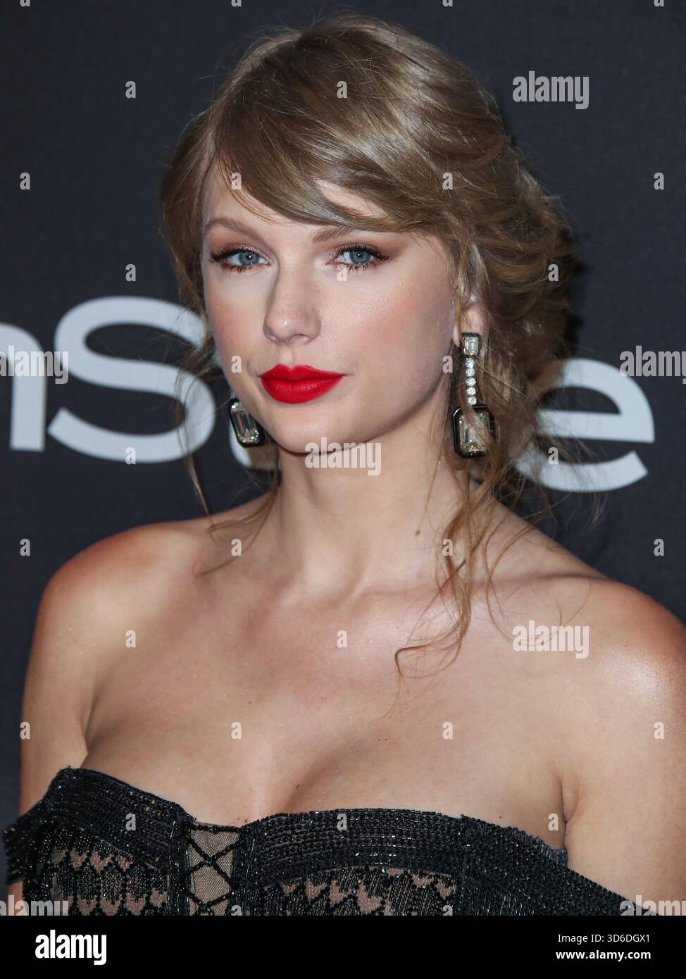 Taylor Swift inspiriert das Wort des Jahres von Cambridge Dictionary. Die Wahl des Wortes „parasocial“ wurde leicht durch den Text der Popikone und ihre Verlobung mit Travis Kelce der Kansas City Chiefs inspiriert. BEVERLY HILLS, LOS ANGELES, KALIFORNIEN, USA - JANUAR 06: Der amerikanische Sänger, Songwriter und Kulturikone Taylor Swift trägt ein Kleid und Schuhe von Atelier Versace, Lorraine Schwartz Ohrringe und Ringe von Lorraine Schwartz und Ofira kommt auf den InStyle and Warner Bros. 2019 an Pictures Golden Globe Awards After Party im Beverly Hilton Hotel am 6. Januar 2019 in Beve Stockfoto