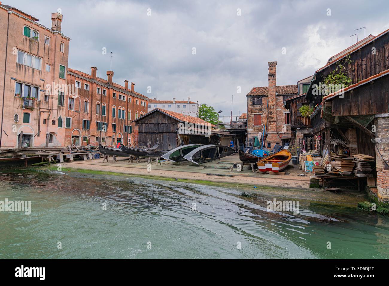 Traditionelle venezianische Gondelwerkstatt, in der Handwerker Gondeln bauen und reparieren und historische Holzstrukturen und authentische Details von Venedig zeigen Stockfoto