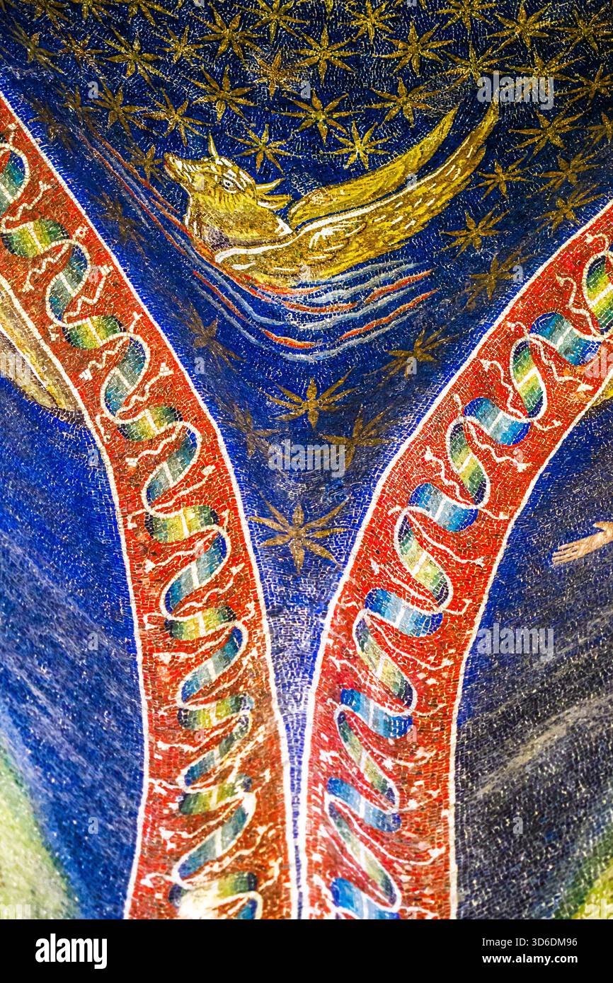 Mosaik mit dem geflügelten Stier, der den Heiligen Lukas dem Evangelisten symbolisiert - Mausoleum der Galla Placidia - Ravenna, Italien Luca Stockfoto