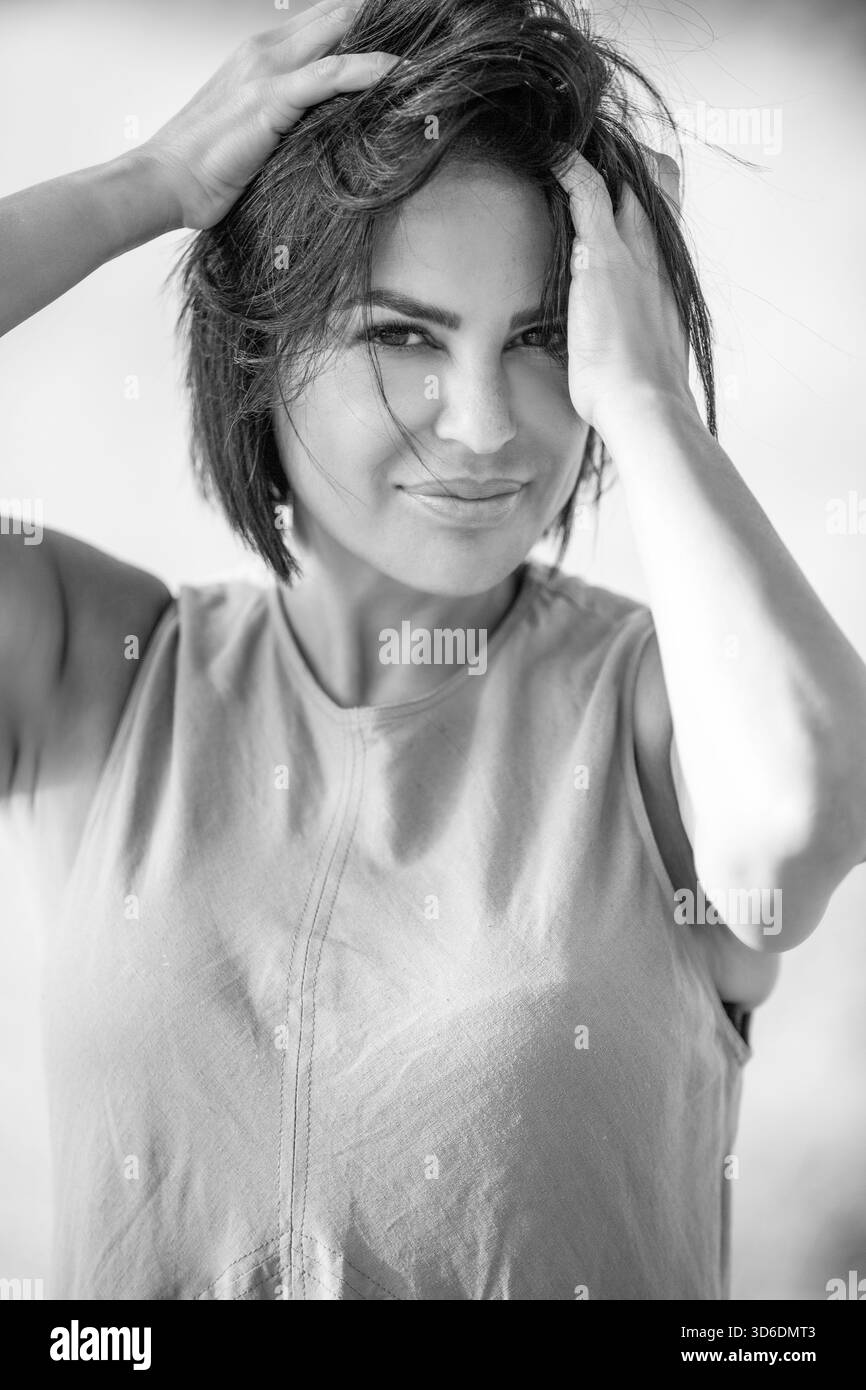 Schöne orientalische Frau im freien Stockfoto