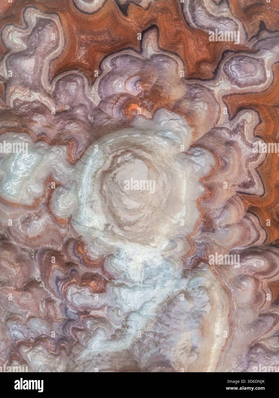 Aus der Vogelperspektive schwirrende Schichten aus roter, weißer und lila Erde, wie eine von der Hand der Natur gemalte marmorierte Leinwand, Hanksville, Utah, USA. Stockfoto