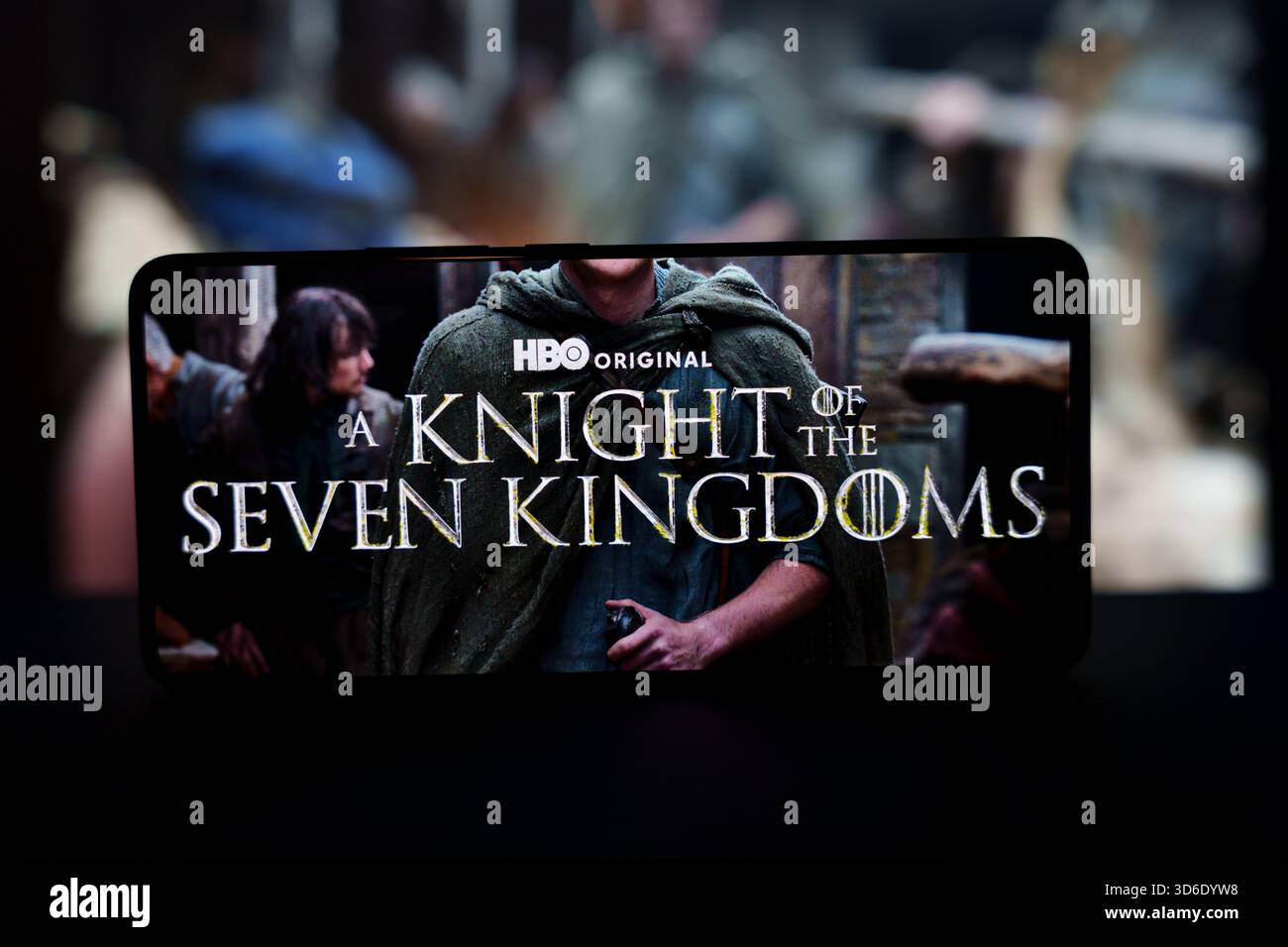 A Knight of the Seven Kingdoms HBO-Serie Logo auf Smartphone mit mittelalterlichem Hintergrund. Hochwertige Fotos Stockfoto