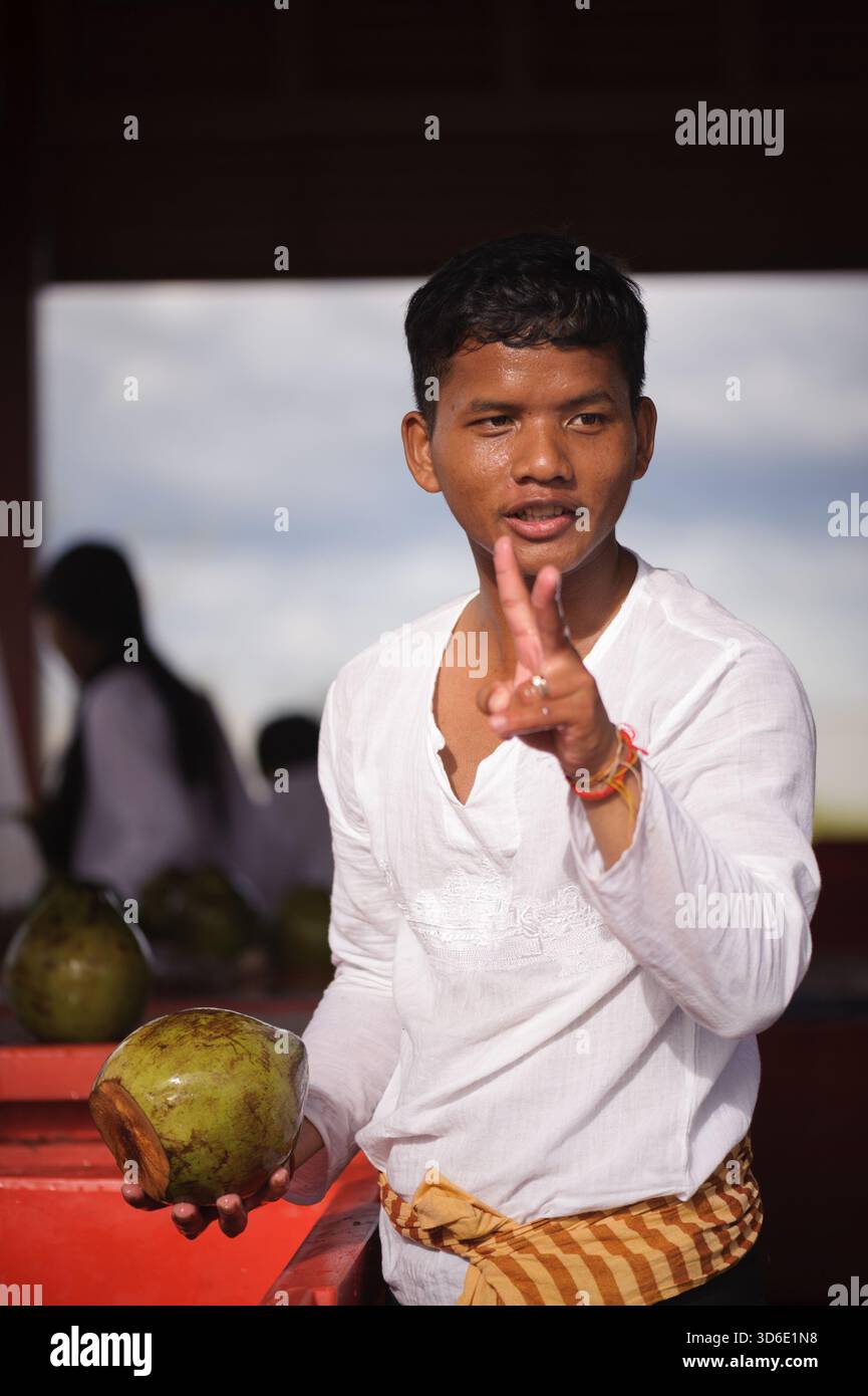 Ein kambodschanischer informeller Händler, der frischen Kokossaft in der Nähe von Siem Reap verkauft Stockfoto
