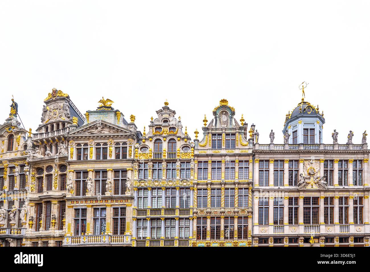 Barocke Gilde beherbergt Fassaden auf dem Großen Markt in Brüssel, Belgien - isoliert auf weißem Hintergrund Stockfoto
