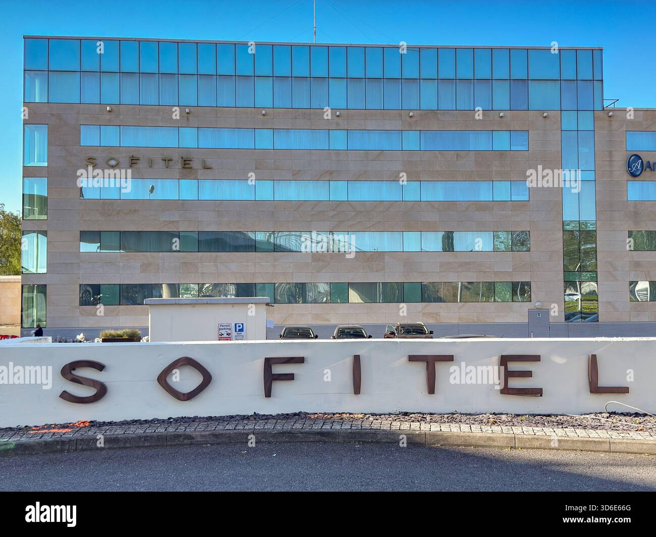 London, England, Großbritannien - 20. Mai 2025: Schild vor dem Sofitel Hotel am Terminal 5 des Flughafens London Heathrow - Smartphone-aufgenommenes Stockfoto