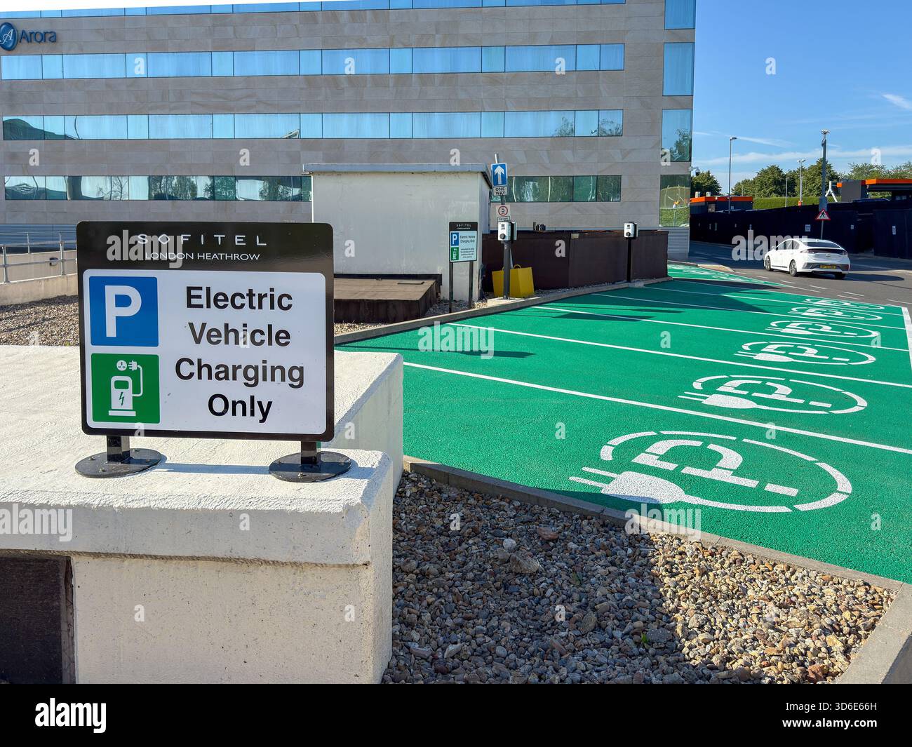 London, England, Großbritannien - 20. Mai 2025: Schild vor dem Sofitel Hotel am London Heathrow Terminal 5 mit den Ladestationen für Elektrofahrzeuge des Hotels - Smartphone-aufgenommenes Stockfoto