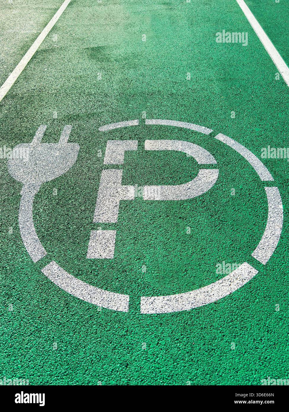 Symbol auf dem Boden in einer Parklücke einer Ladestation für Elektrofahrzeuge - Smartphone-aufgenommenes Stockfoto