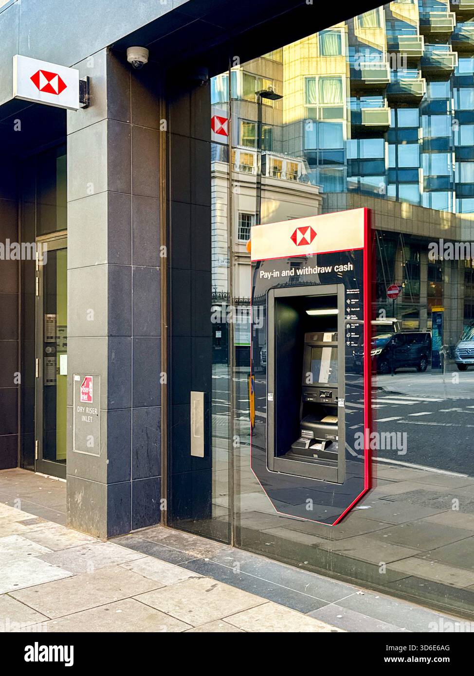 London, England, Großbritannien - 25. Oktober 2025: Geldautomat außerhalb der Filiale der HSBC Bank in Paddington - Smartphone-aufgenommenes Stockfoto