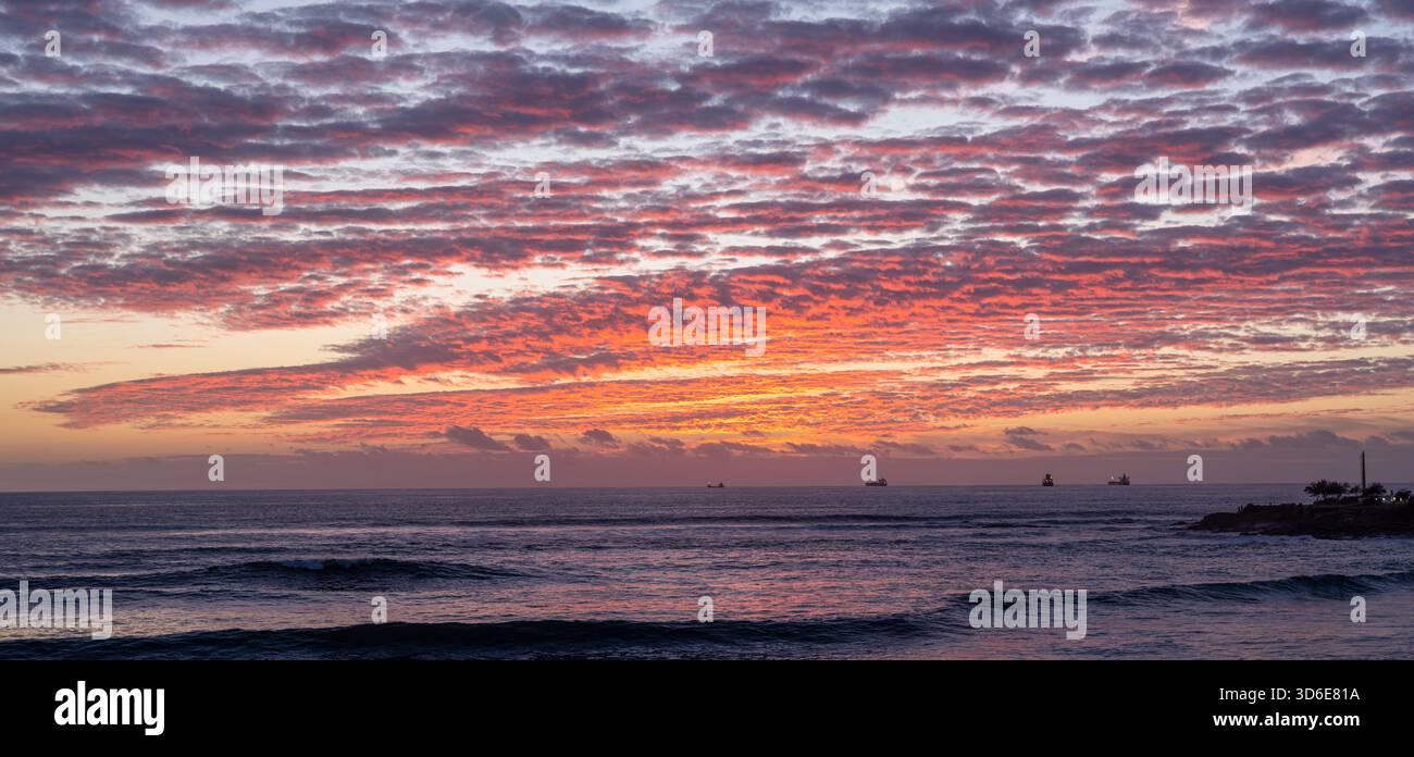 Ruhiges Meer und Sonnenuntergang. Wunderschöne bunte Wolkenlandschaft über dem Meer. Wunderschöner Natur Hintergrund. Stockfoto