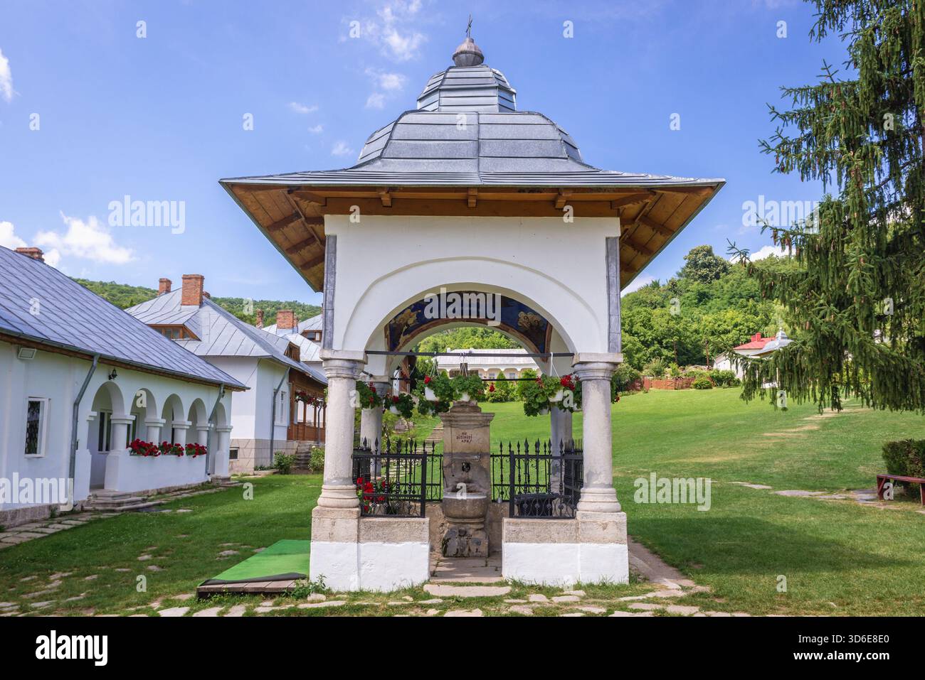 Überdachter Wasserbrunnen im orthodoxen Kloster Ciolanu in der Nähe der Dörfer Tisau und Magura in Rumänien Stockfoto
