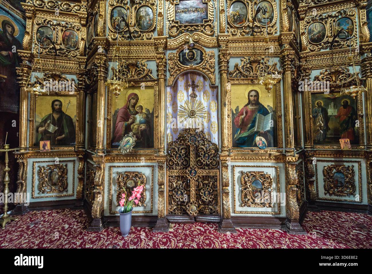 Ikonostase der Hauptkirche im orthodoxen Kloster Ciolanu bei Tisau und Magura in Rumänien Stockfoto