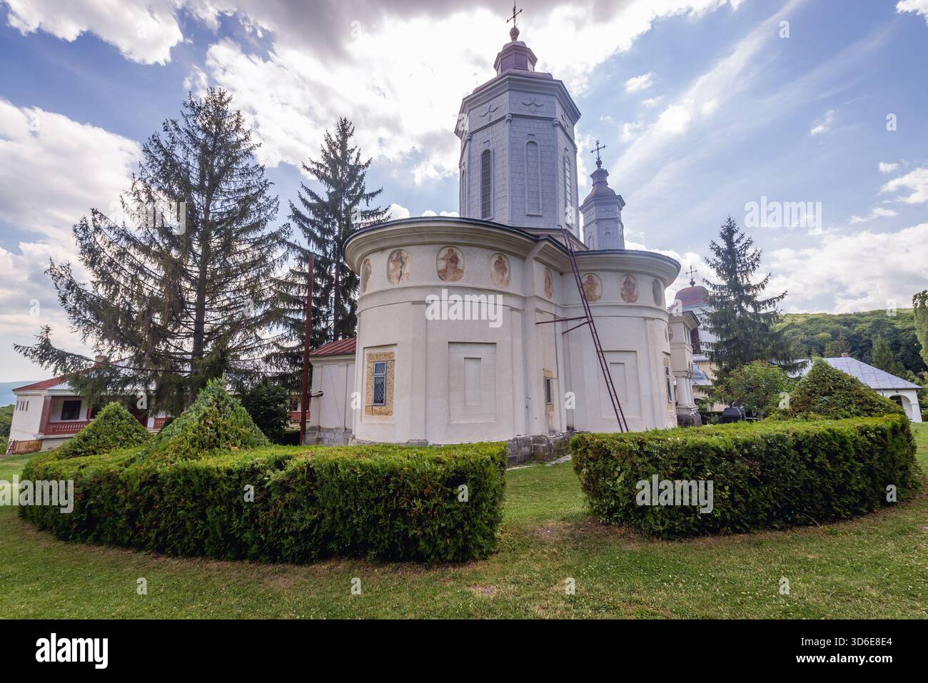 Außenansicht der Kirche im orthodoxen Kloster Ciolanu in der Nähe der Dörfer Tisau und Magura in Rumänien Stockfoto