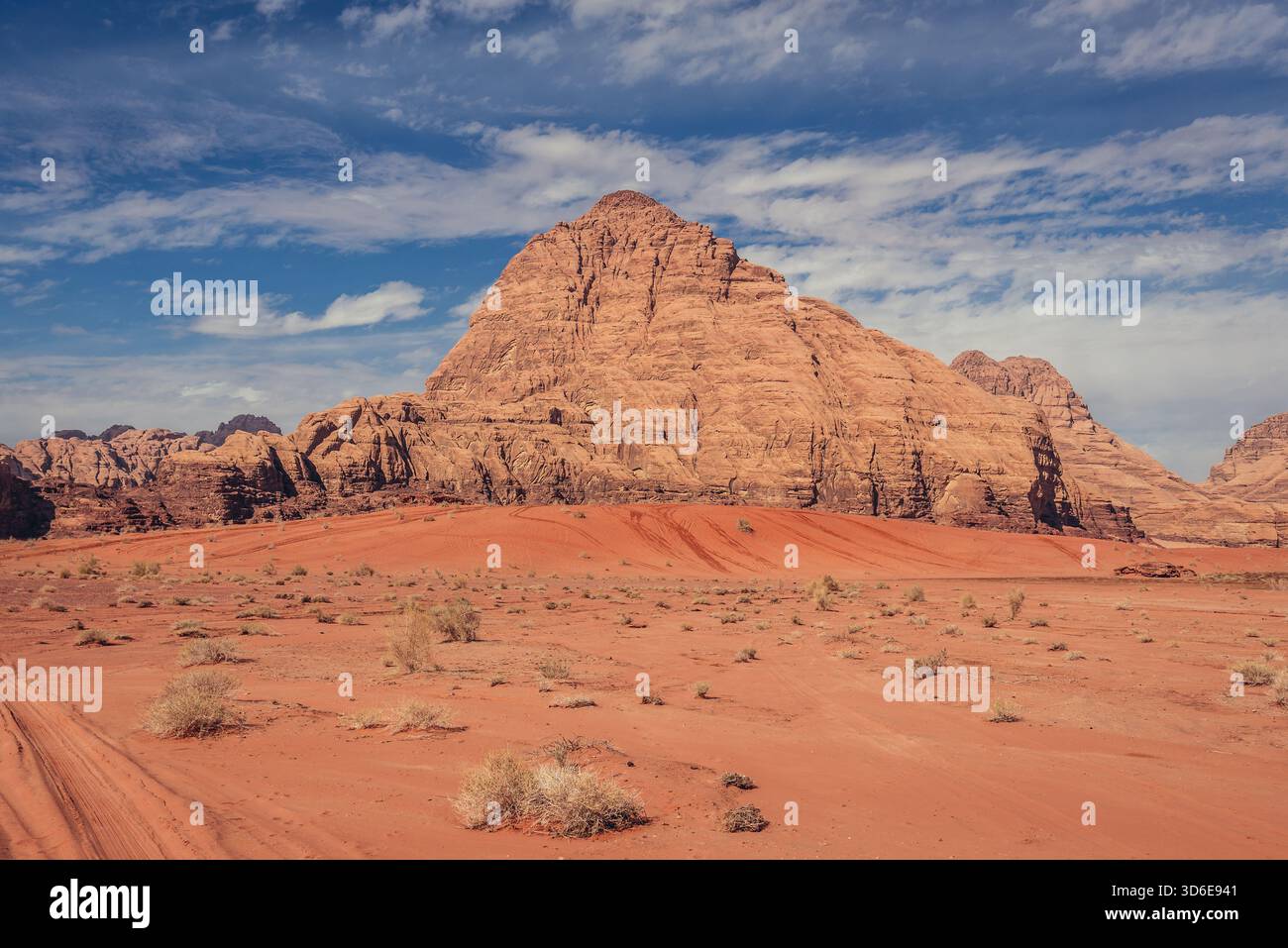 Felsiger Berg im Wadi Rum-Tal in Jordanien Stockfoto
