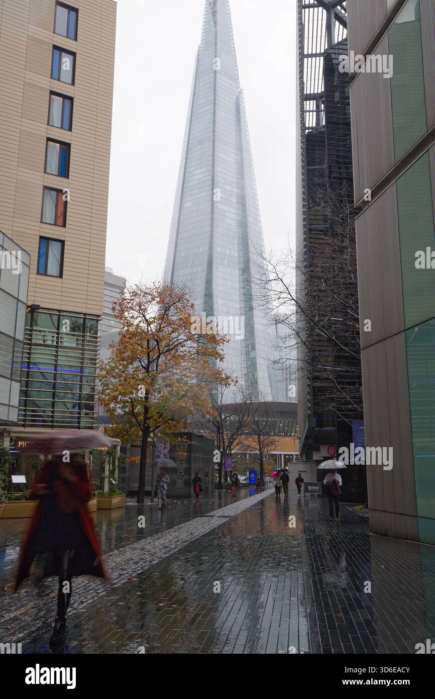 Eine regnerische Hauptstadt von London an einem nassen Tag. Neblig und regnerisch! Stockfoto