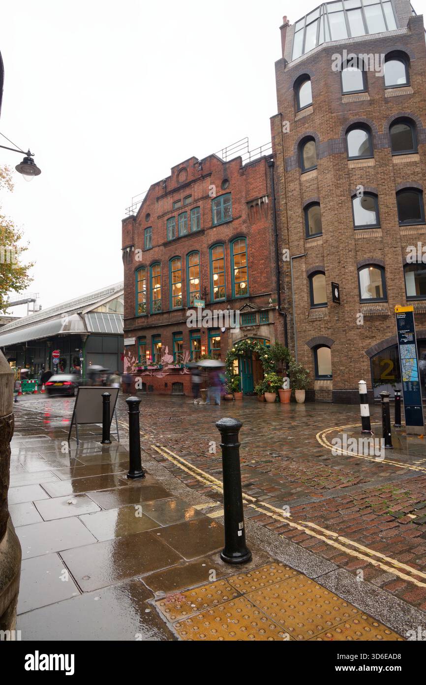 Eine regnerische Hauptstadt von London an einem nassen Tag. Neblig und regnerisch! Borough Market Area. Stockfoto