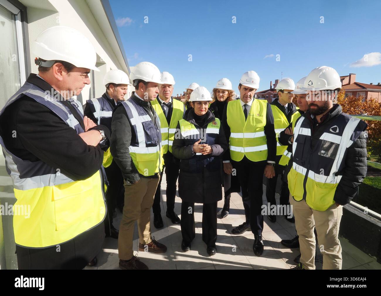 The Minister of Housing and Urban Agenda, Isabel Rodríguez (c), accompanied by the Minister of Public Works and the Environment, Juan Carlos Suárez-Quiñones (2r), visit the construction site of a housing development, as of November 20, 2025, in Valladolid, Castilla y León (Spain). The project consists of 170 affordable housing units co-financed by the government under the Affordable Rental Housing Plan (PVAA). NOVEMBER 20;2025 Europa Press 11/20/2025 (Europa Press via AP) Stockfoto