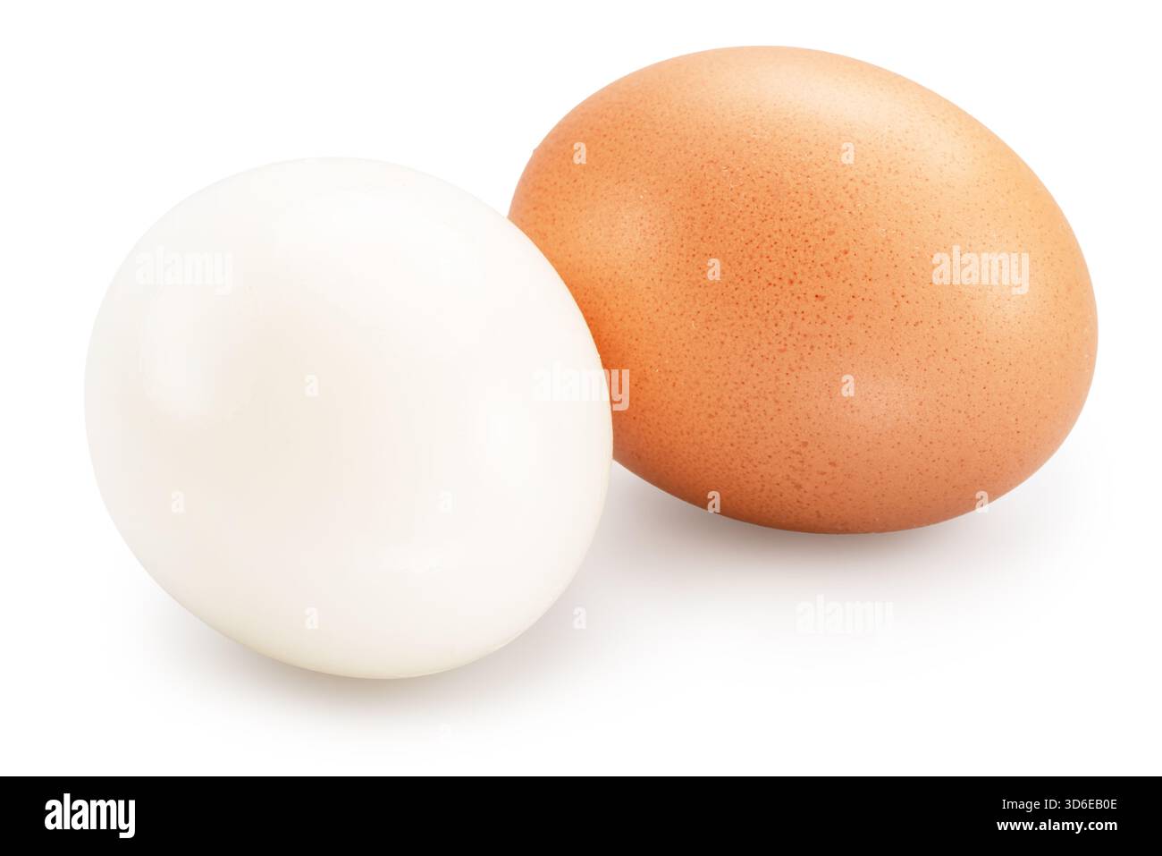 Geschältes Ei und ungeschältes Ei gekochte Hühnereier auf weißem Hintergrund. Datei enthält Beschneidungspfad. Stockfoto