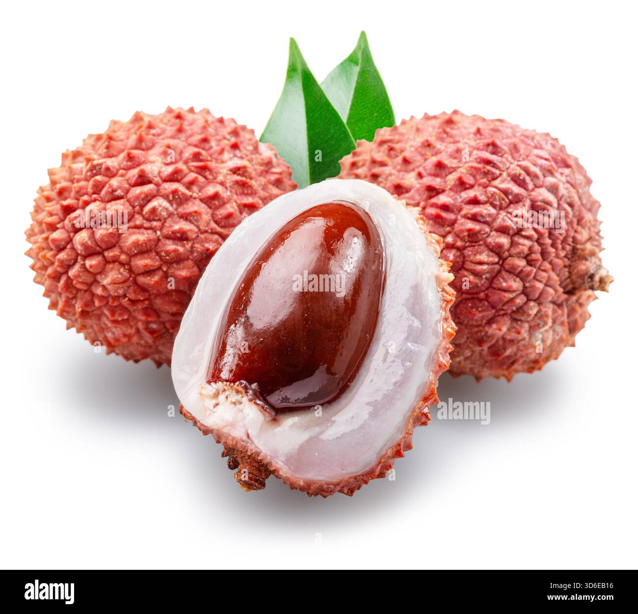 Litschi-Früchte und die Hälfte Litschi mit Grube isoliert auf weißem Hintergrund. Datei enthält Beschneidungspfad. Stockfoto