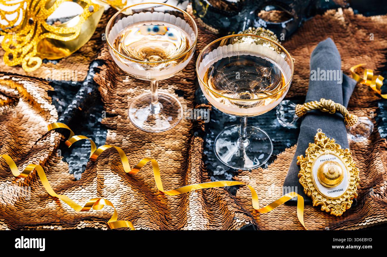 Eleganter Feiertagstisch mit Sektglas für festliche Feierlichkeiten Stockfoto