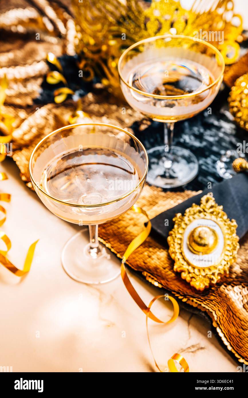 Eleganter Feiertagstisch mit Sektglas für festliche Feierlichkeiten Stockfoto