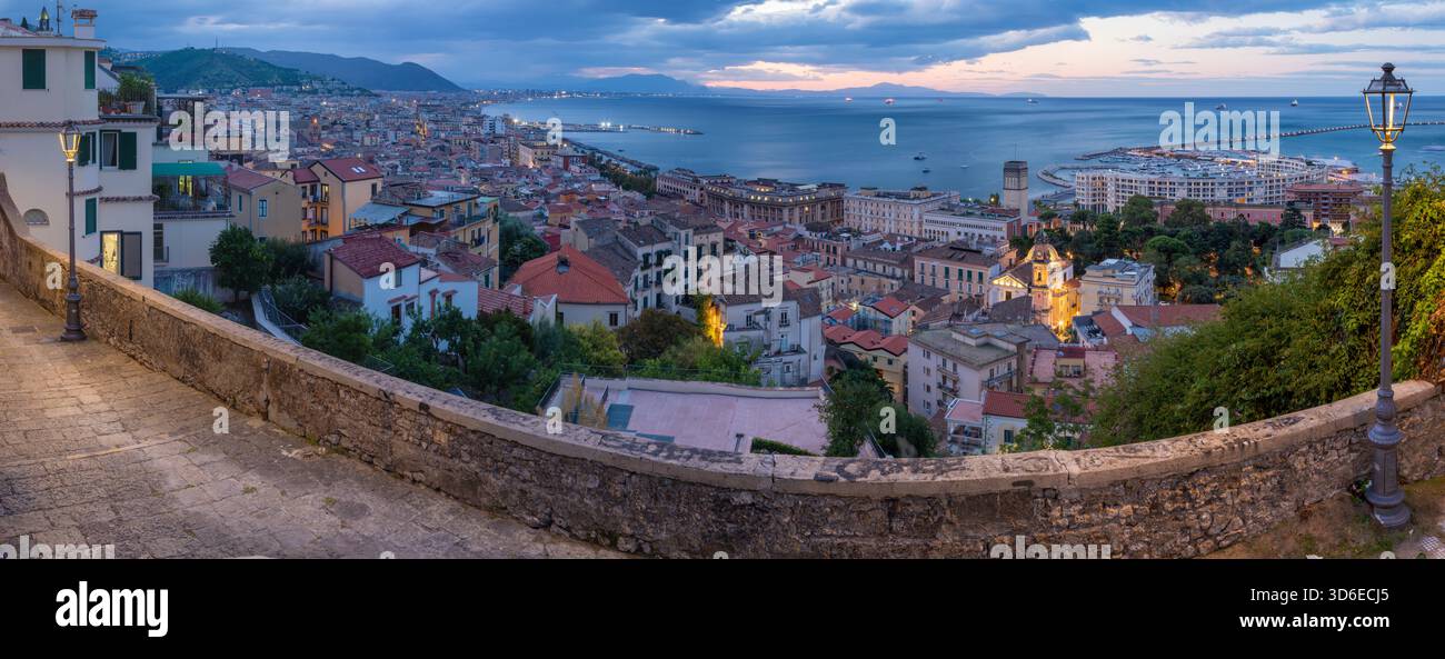 Salerno - das Stadtbild in der Abenddämmerung. Stockfoto
